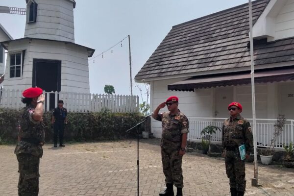 Ketua DPC GRIB JAYA Kota Batu, Suliono, S.H., M.Kn., memimpin upacara HUT ke-81 RI. Foto Suliono SH MK Ketua GRIB JAYA Kota Batu memimpin upacara HUT ke-81 RI