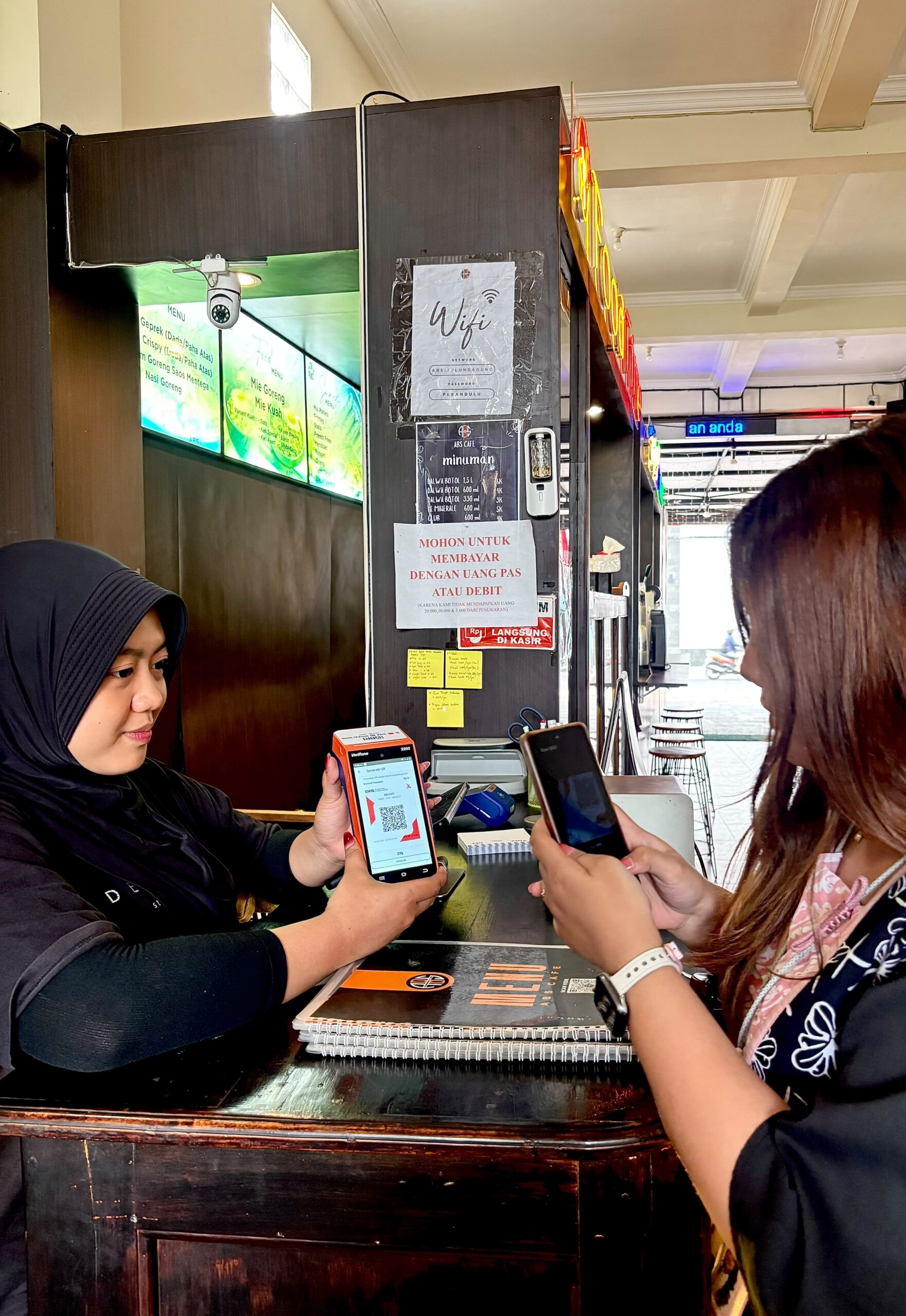 Para santri Pondok Pesantren Darussalam Bandil mengikuti acara sosialisasi Program Junio Smart dari BRI."