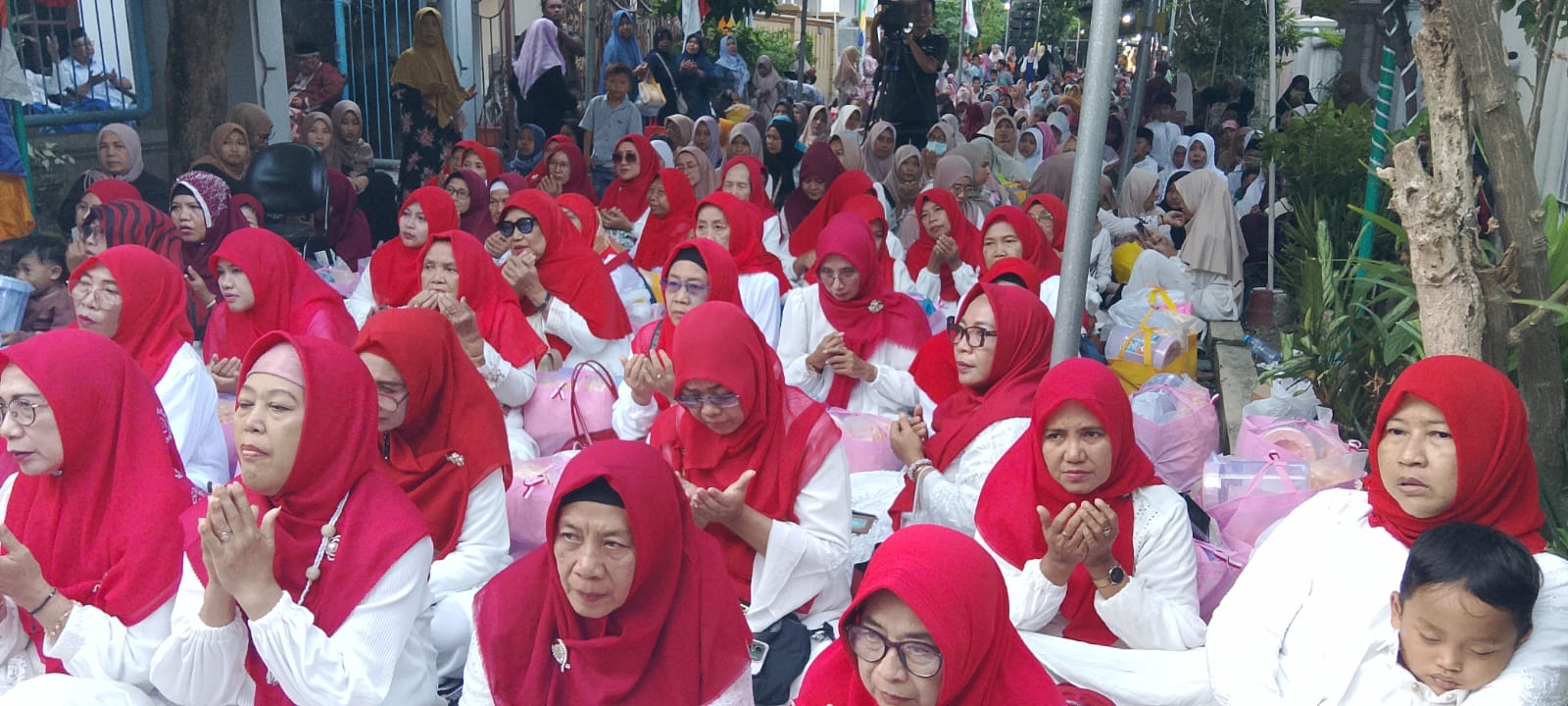 Camat Sedati Dedy Kurniawan Wibowo saat memberikan sambutan di pengajian akbar Maulid Nabi di Griya Pabean Asri."