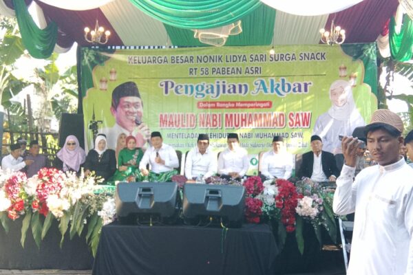 Camat Sedati Dedy Kurniawan Wibowo saat memberikan sambutan di pengajian akbar Maulid Nabi di Griya Pabean Asri."