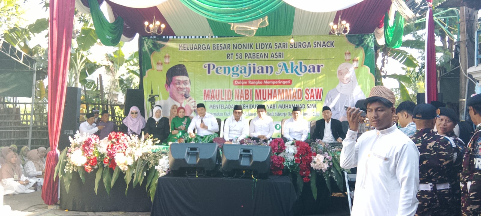 Camat Sedati Dedy Kurniawan Wibowo saat memberikan sambutan di pengajian akbar Maulid Nabi di Griya Pabean Asri."