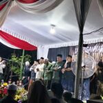 Habib Hadi bin Assegaf memimpin sholawatan di hadapan ratusan jamaah Maulid Nabi Kalanganyar."