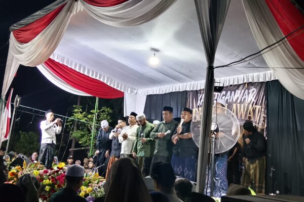 Habib Hadi bin Assegaf memimpin sholawatan di hadapan ratusan jamaah Maulid Nabi Kalanganyar."