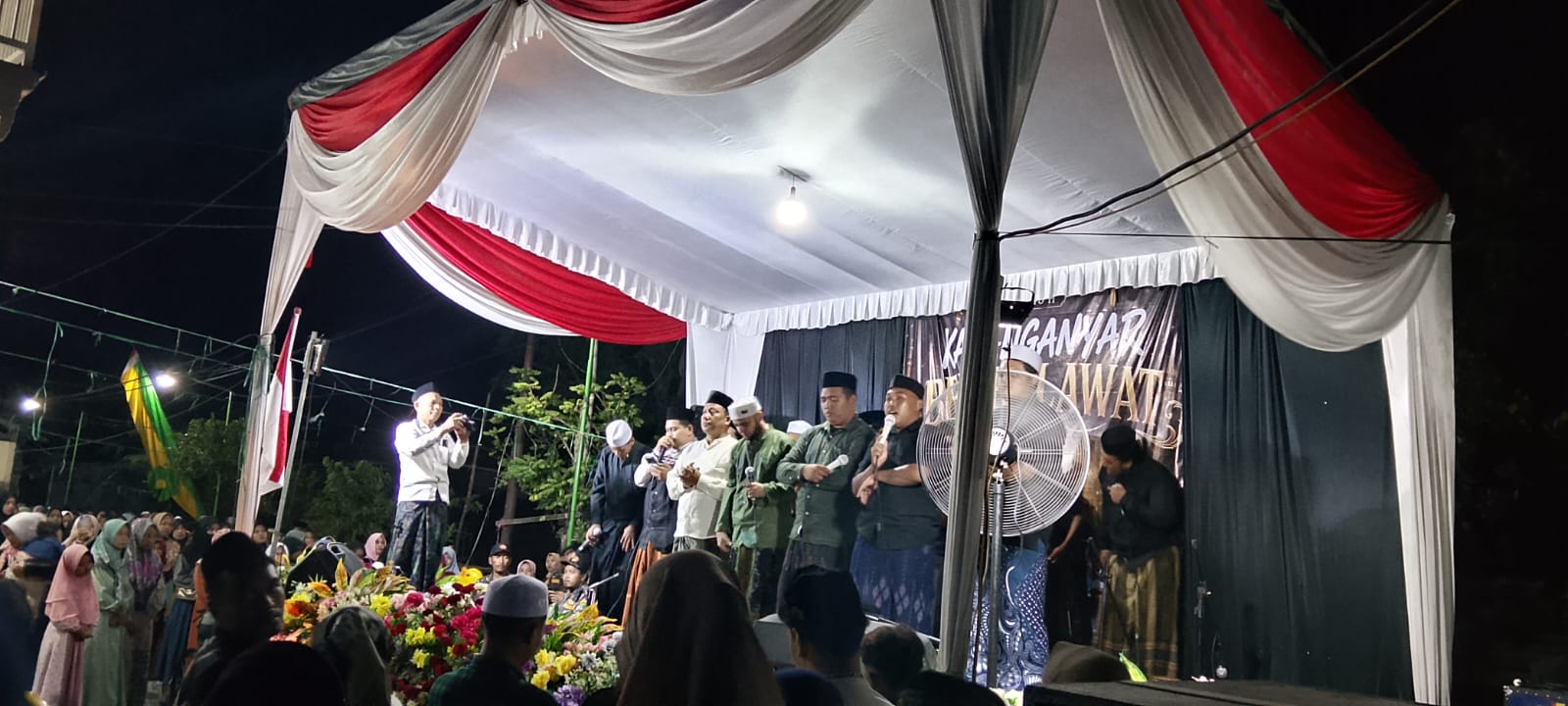 Habib Hadi bin Assegaf memimpin sholawatan di hadapan ratusan jamaah Maulid Nabi Kalanganyar."