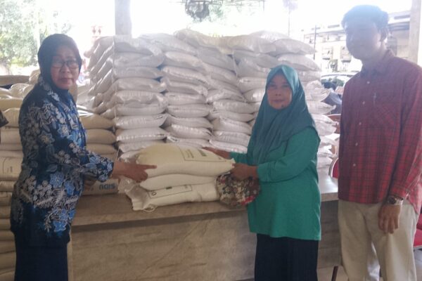 Kepala Desa Cemandi Dra Rusilah memimpin penyaluran bantuan pangan beras di Balai Desa Cemandi."