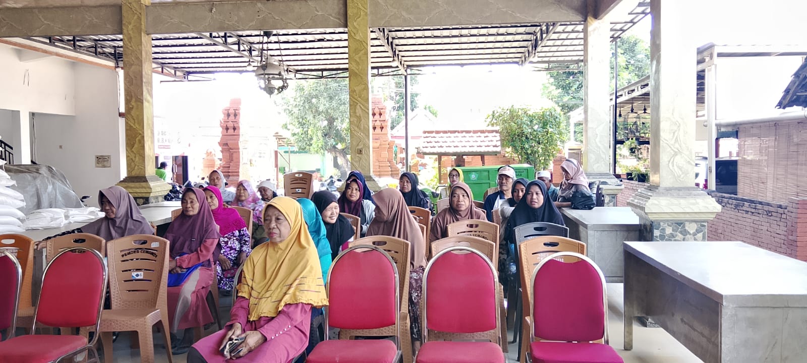 388 warga Desa Cemandi terima bantuan beras 30 kg! Kepala Desa Rusilah pastikan penyaluran tepat sasaran.