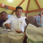 Bupati Sidoarjo Subandi menyerahkan bantuan beras kepada warga di Kecamatan Jabon."