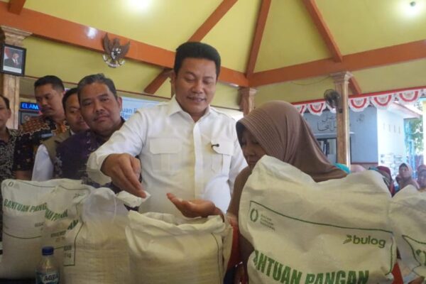 Bupati Sidoarjo Subandi menyerahkan bantuan beras kepada warga di Kecamatan Jabon."