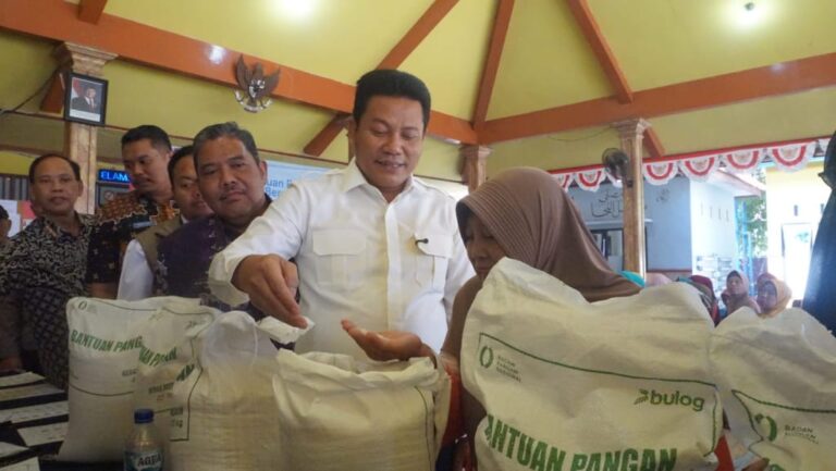 Bupati Sidoarjo Subandi menyerahkan bantuan beras kepada warga di Kecamatan Jabon."