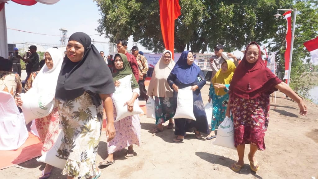 Suasana penyaluran bantuan pangan beras di Balai Desa Kedungrejo, Jabon, Sidoarjo."