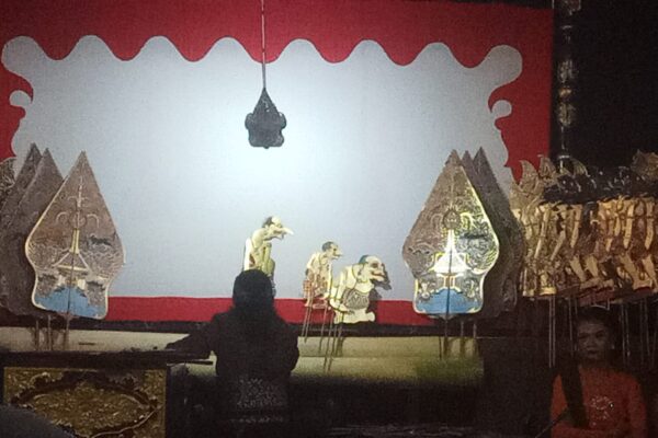 Dalang Cilik Nenda dan Nabil Curi Perhatian di Wayang Kulit Kebonagung