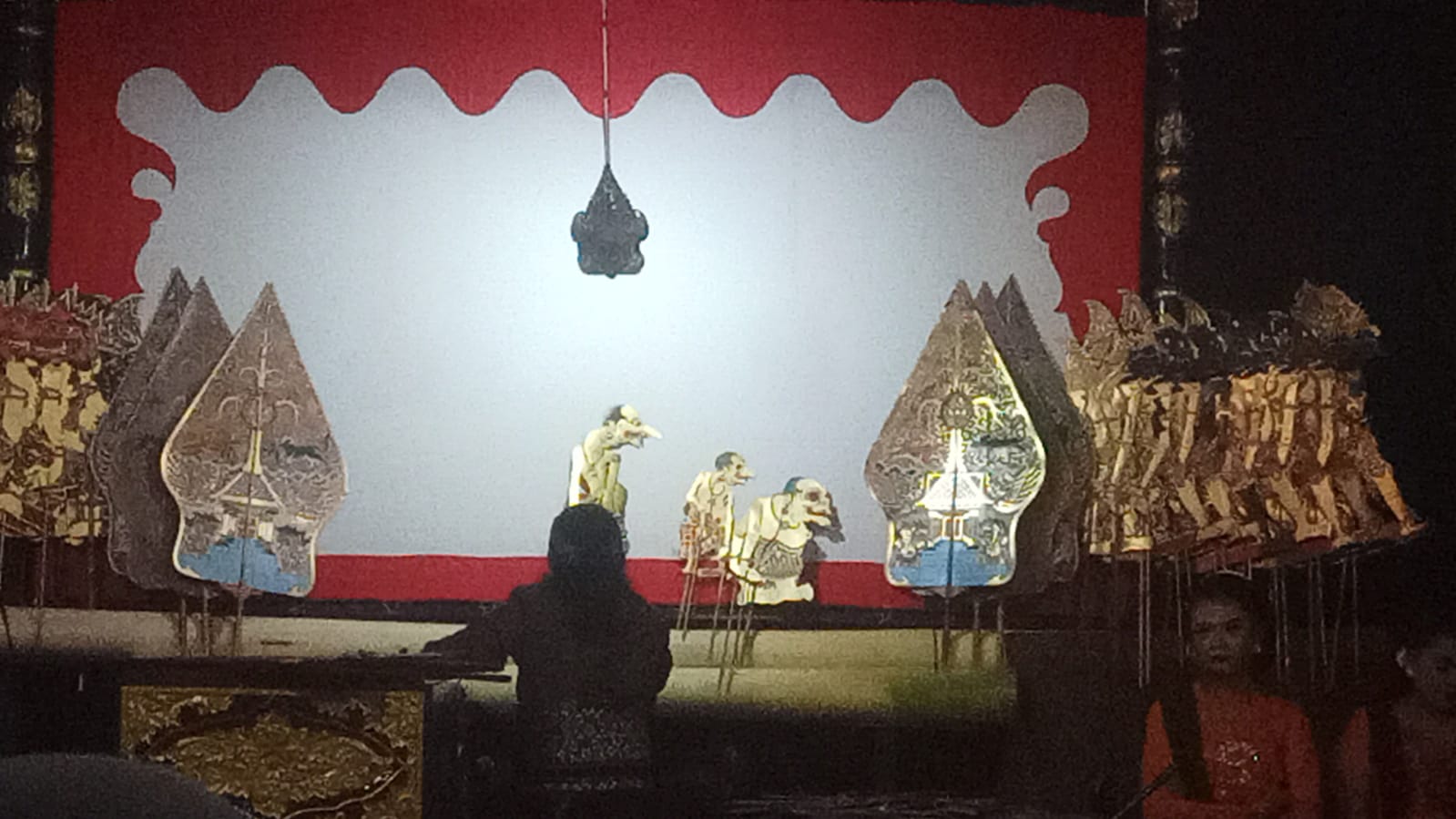 Dalang Cilik Nenda dan Nabil Curi Perhatian di Wayang Kulit Kebonagung