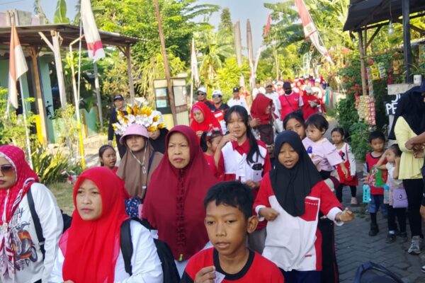 Suasana jalan sehat Desa Cemandi dengan ratusan peserta memadati jalan raya di depan Balai Desa."