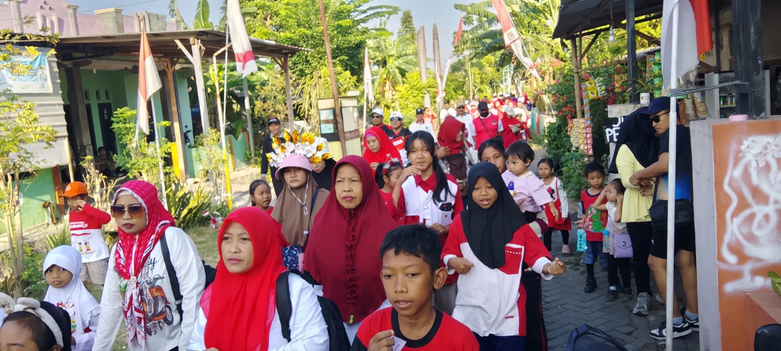 Suasana jalan sehat Desa Cemandi dengan ratusan peserta memadati jalan raya di depan Balai Desa."