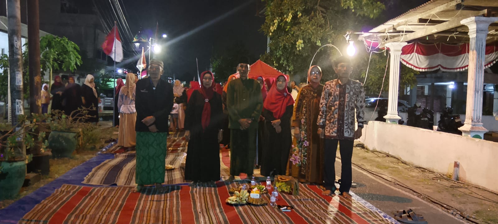 Selamatan HUT RI 81 di RT 15 Cemandi meriah! Ratusan warga hadir, doa untuk pahlawan dan hiburan musik electone.