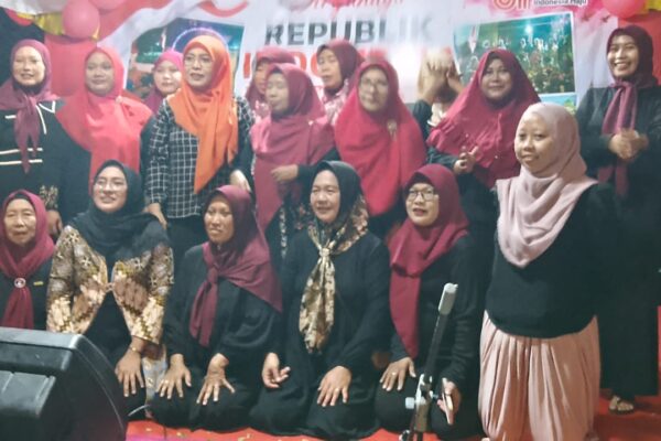 Kepala Desa Cemandi Rusilah memberikan sambutan di acara selamatan HUT RI 81 RT 15."