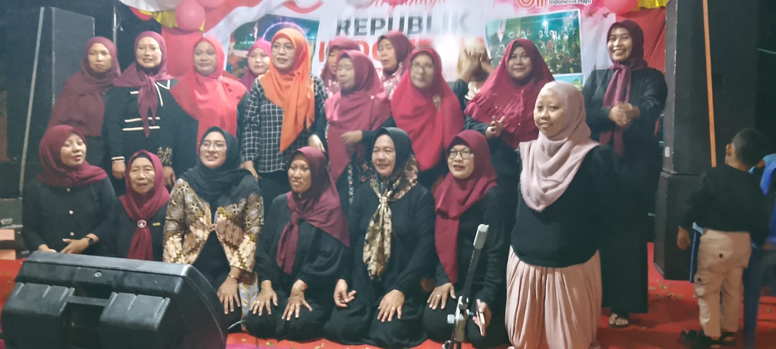 Kepala Desa Cemandi Rusilah memberikan sambutan di acara selamatan HUT RI 81 RT 15."