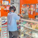 Dwi Astuti melayani pembayaran tagihan listrik dan dompet digital di BRILink Agen