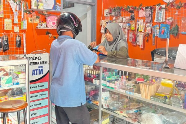 Dwi Astuti melayani pembayaran tagihan listrik dan dompet digital di BRILink Agen
