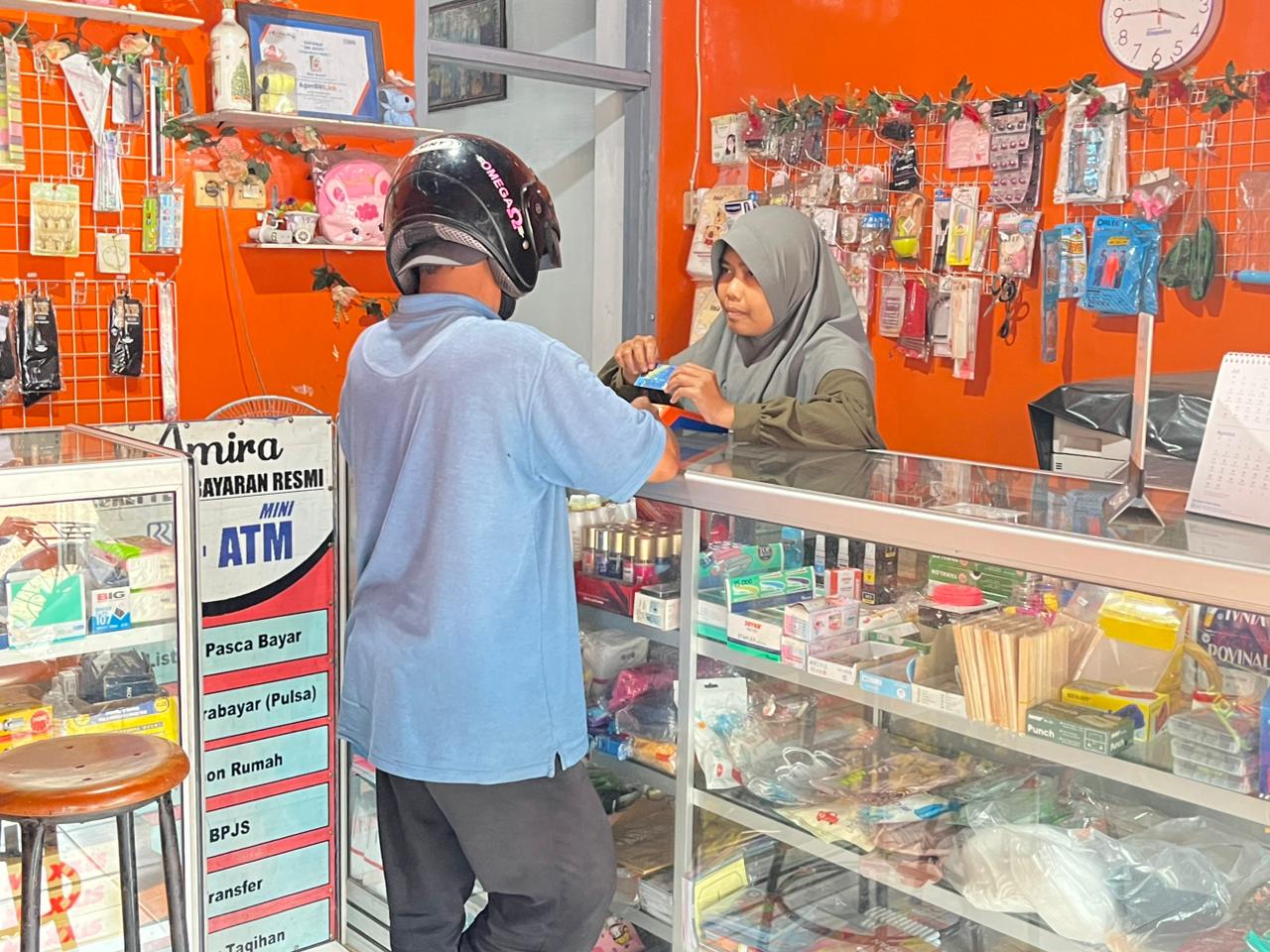 Dwi Astuti melayani pembayaran tagihan listrik dan dompet digital di BRILink Agen