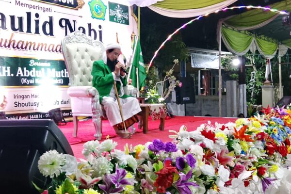 KH Abdul Mutholib atau Kyai Kera Sakti memberikan tausyiah di hadapan jamaah pengajian Maulid Nabi