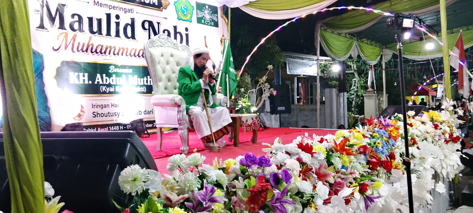 KH Abdul Mutholib atau Kyai Kera Sakti memberikan tausyiah di hadapan jamaah pengajian Maulid Nabi
