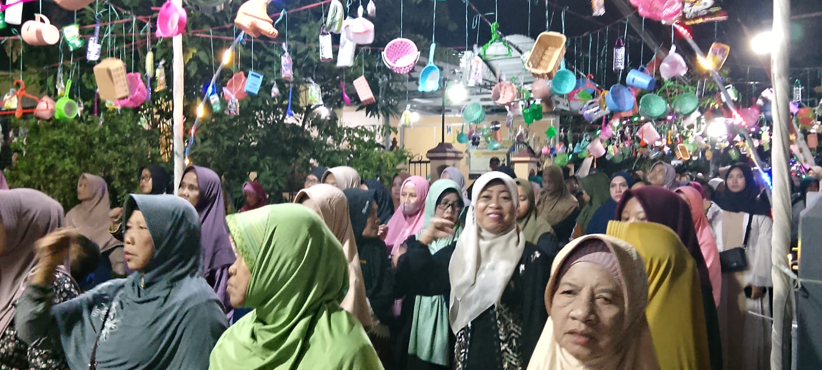 Ratusan jamaah memadati halaman Musholla Roudhlotus Shobirin mengikuti pengajian Maulid Nabi.