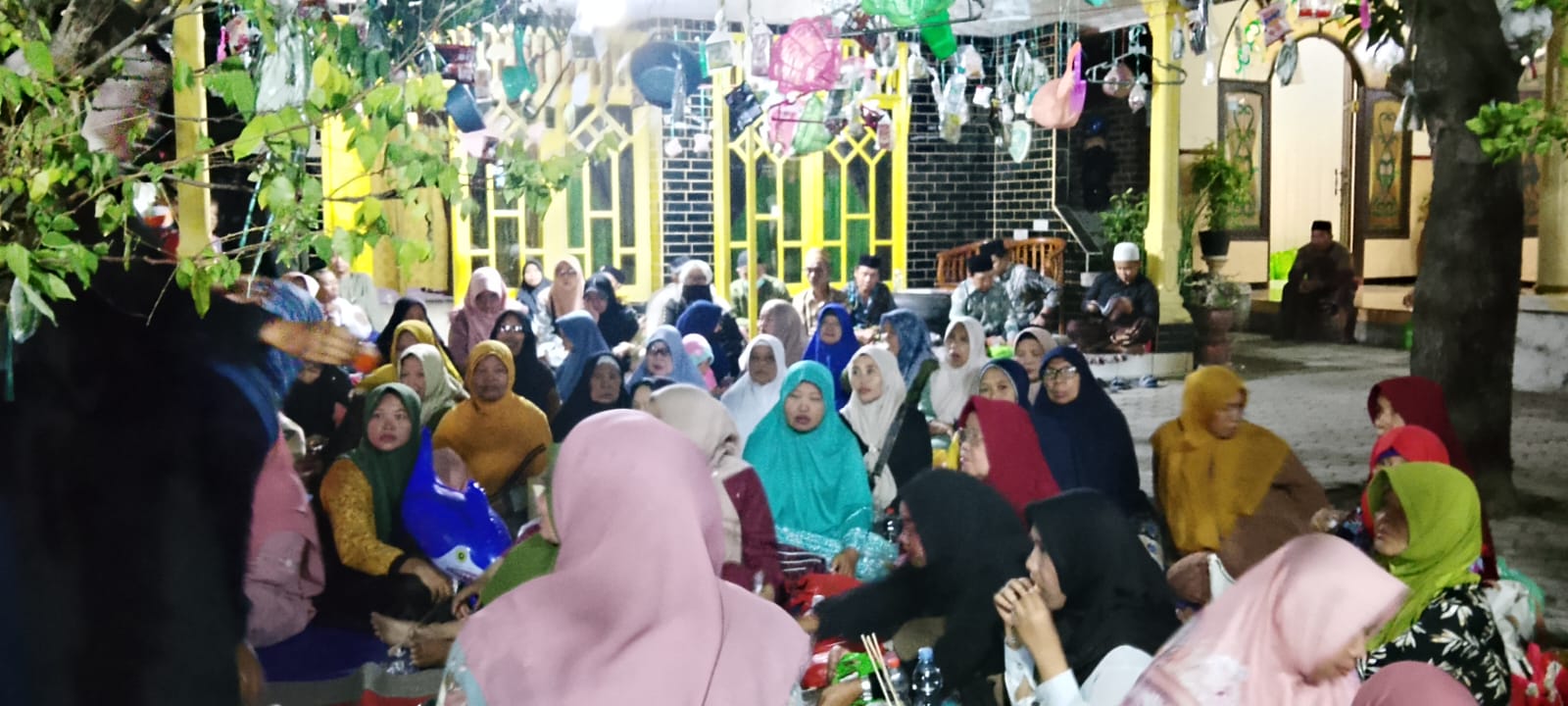 KH Abdul Mutholib atau Kyai Kera Sakti memberikan tausyiah di hadapan jamaah pengajian Maulid Nabi