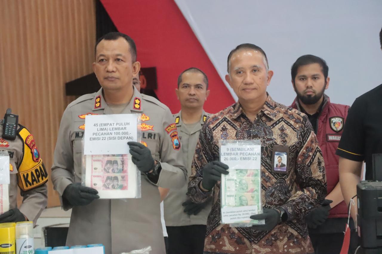 Konferensi pers menyebarkan uang palsu Rp298 juta oleh Polresta Sidoarjo.