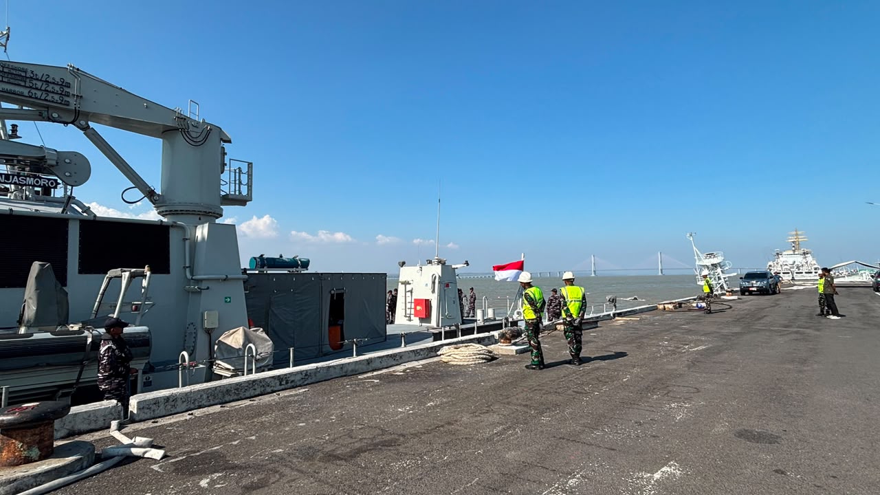 KRI I Gusti Ngurah Rai-332 dikerahkan dalam operasi SAR KM Virgo Transport 8."