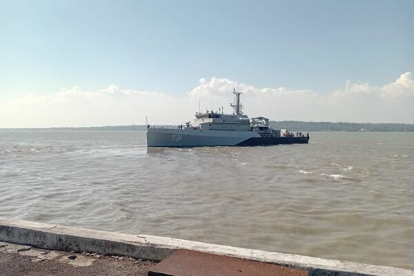 KRI Canopus-936 mendukung operasi SAR KM Virgo Transport 8."