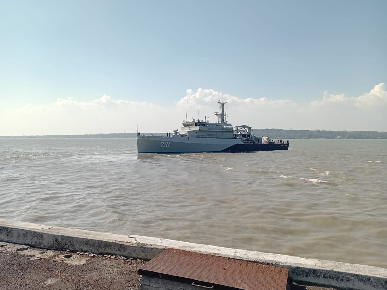 KRI Canopus-936 mendukung operasi SAR KM Virgo Transport 8."