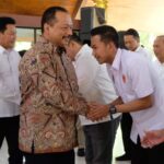 Bupati Sidoarjo Subandi menyaksikan pelantikan Ketua KONI Sidoarjo di Pendopo Delta Wibawa."