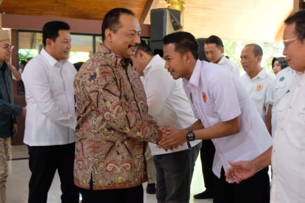 Bupati Sidoarjo Subandi menyaksikan pelantikan Ketua KONI Sidoarjo di Pendopo Delta Wibawa."