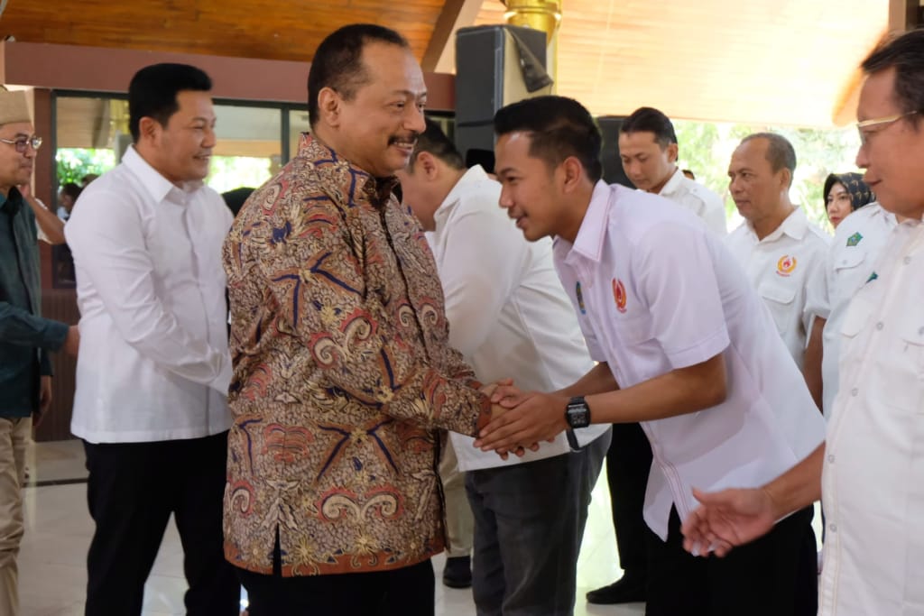 Bupati Sidoarjo Subandi menyaksikan pelantikan Ketua KONI Sidoarjo di Pendopo Delta Wibawa."