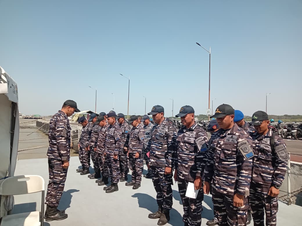 KRI I Gusti Ngurah Rai-332 dikerahkan dalam operasi SAR KM Virgo Transport 8