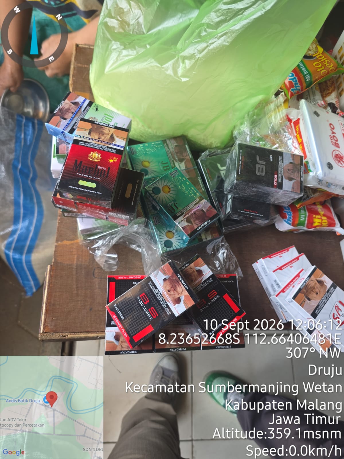 Petugas Bea Cukai Malang memeriksa rokok tanpa pita cukai di salah satu toko."