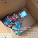 Petugas Bea Cukai Malang memeriksa rokok tanpa pita cukai di salah satu toko."