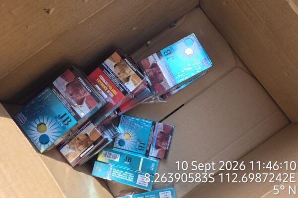 Petugas Bea Cukai Malang memeriksa rokok tanpa pita cukai di salah satu toko."