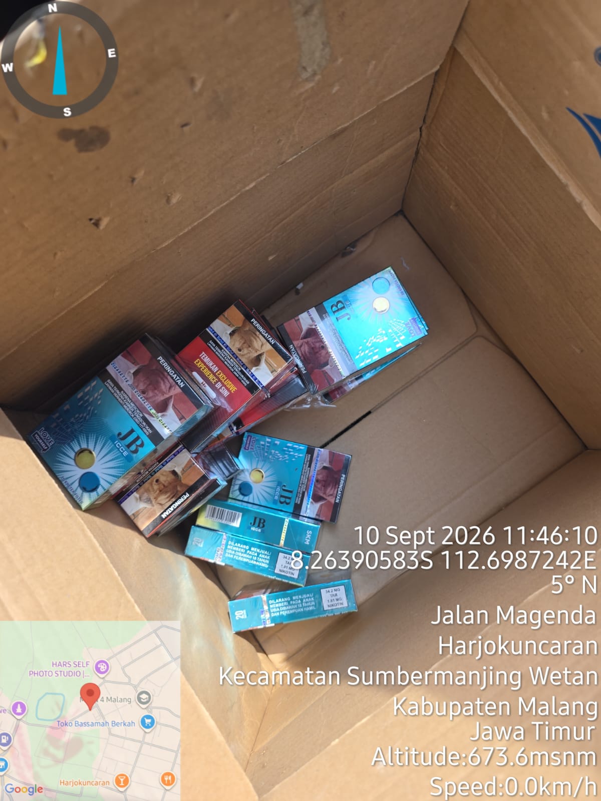 Petugas Bea Cukai Malang memeriksa rokok tanpa pita cukai di salah satu toko."