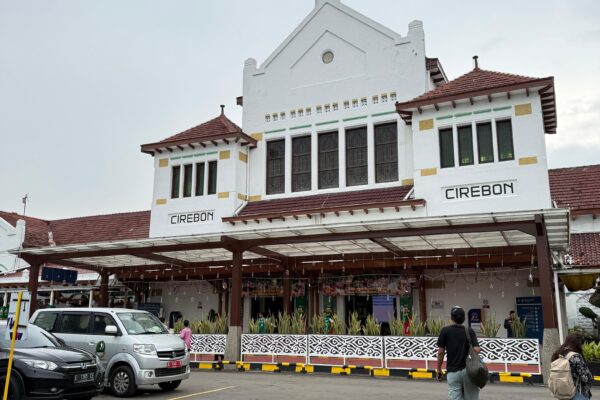 Jalur kereta api bersejarah SCS yang menghubungkan Semarang hingga Cirebon di pesisir utara Jawa."