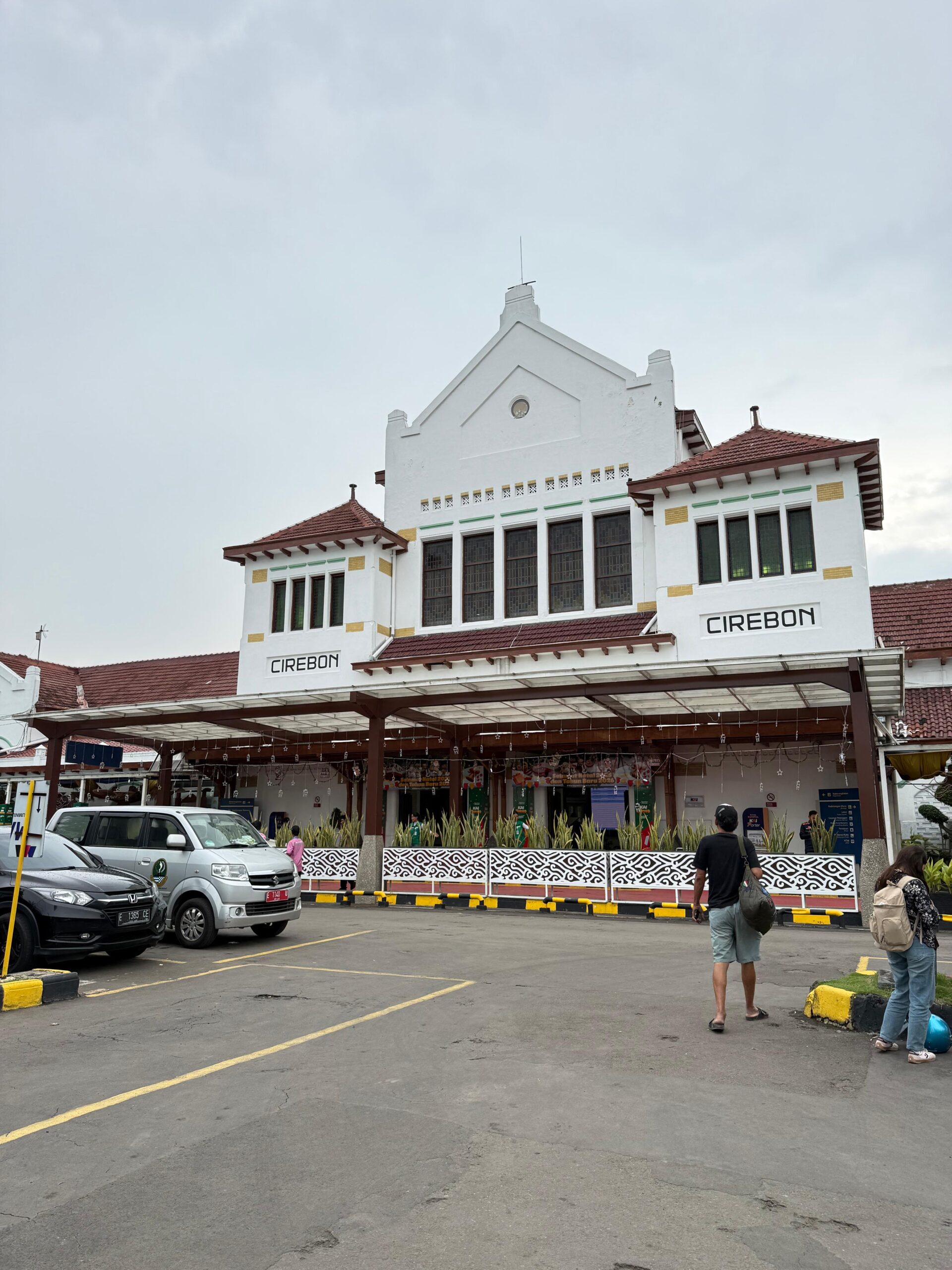 Jalur kereta api bersejarah SCS yang menghubungkan Semarang hingga Cirebon di pesisir utara Jawa."