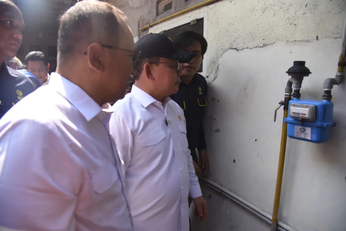 Bupati Subandi memberikan keterangan tentang penghematan biaya dapur warga dengan jargas."
