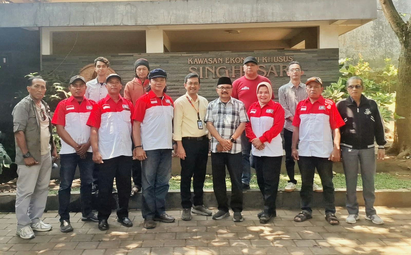 Pengurus LIRA Malang bersama Dirut KEK Singhasari dalam pertemuan silaturahmi.