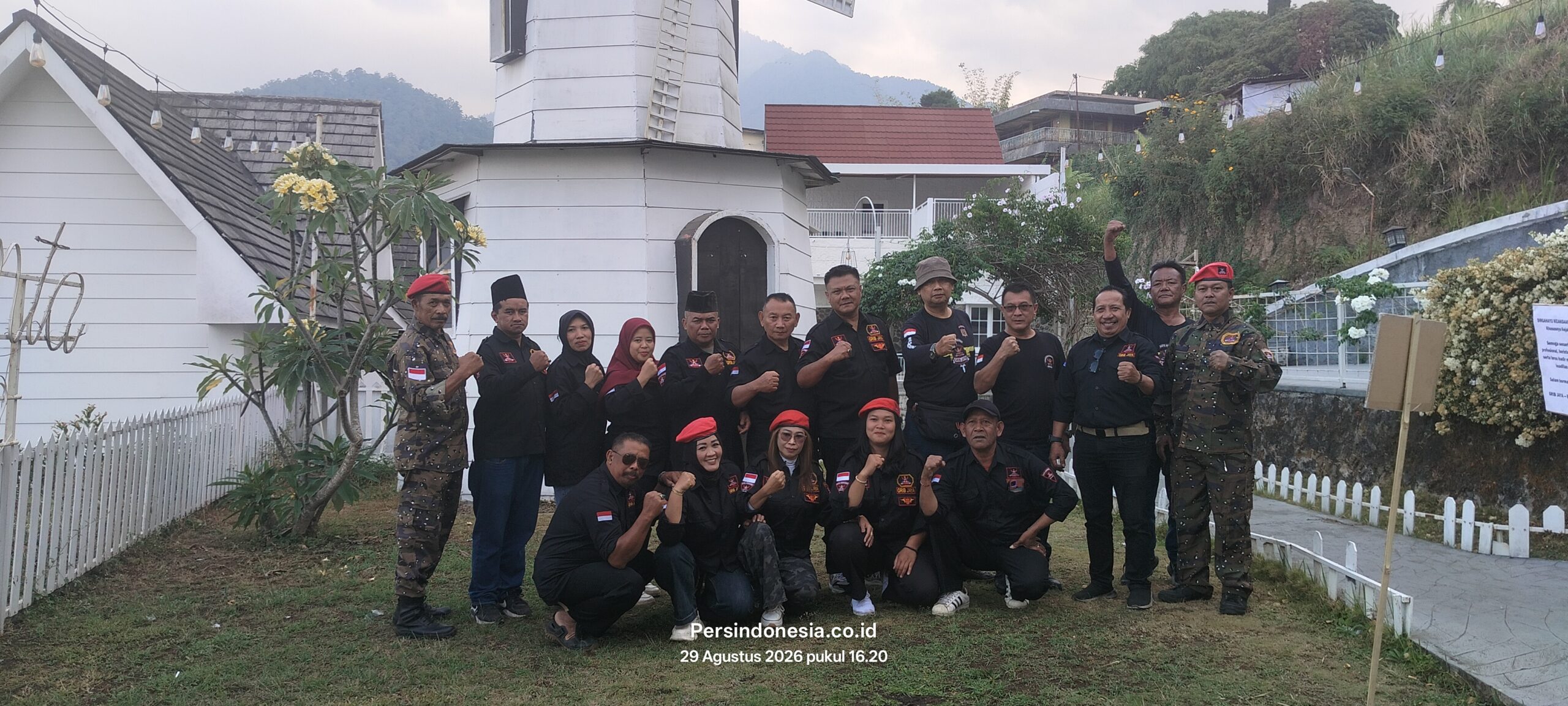 Foto resmi DPC GRIB JAYA Kota Batu dengan spanduk ucapan Dirgahayu Kejaksaan RI ke-81.