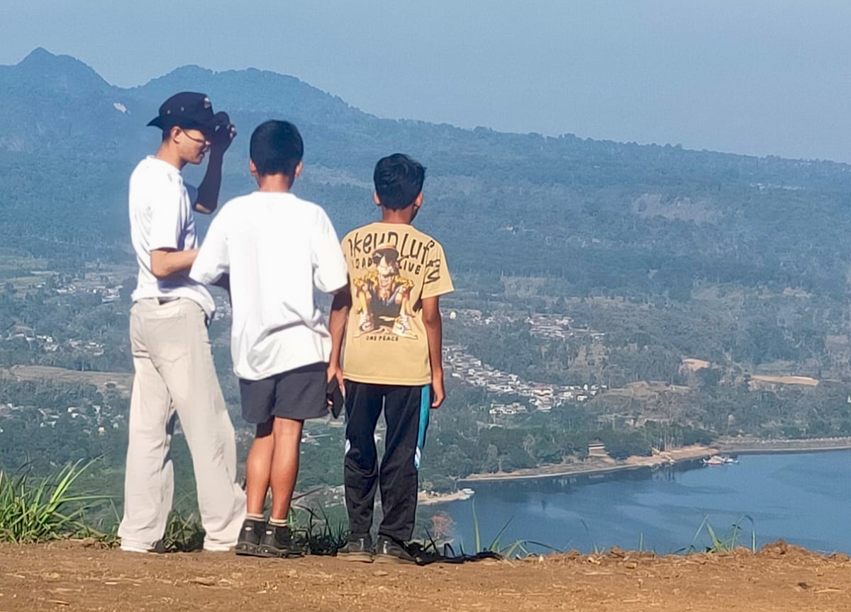 Semangat gotong royong warga Ngantang dalam membangun wisata desa."