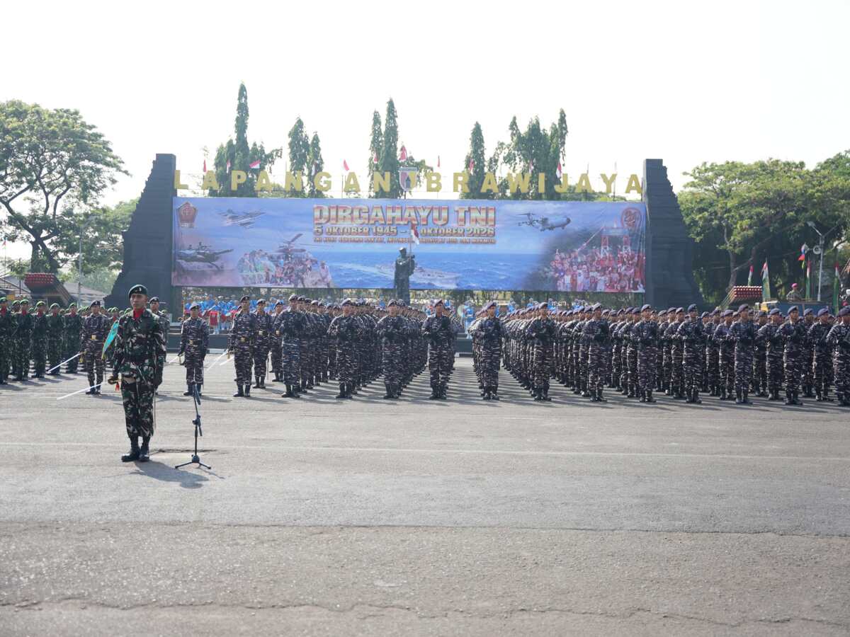 Pasukan gabungan TNI AD, AL, AU, dan PNS TNI terlibat.