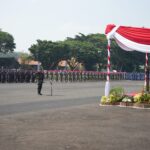 Pangkoarmada II Laksda TNI Alit Jaya saat memimpin upacara.