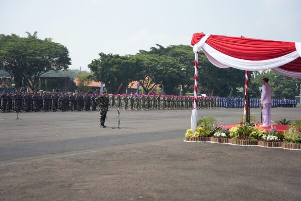 Pangkoarmada II Laksda TNI Alit Jaya saat memimpin upacara.