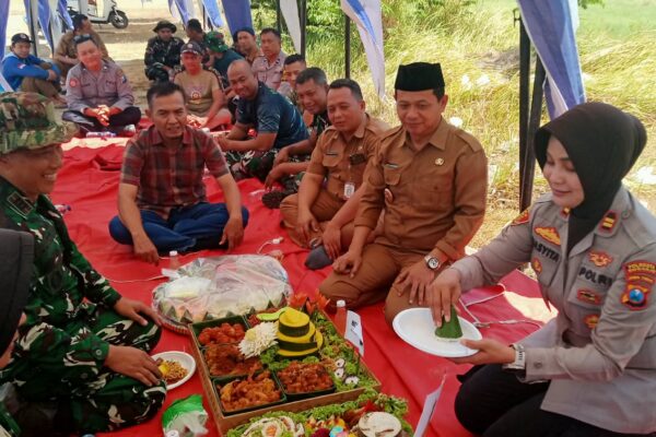 Suasana kebersamaan TNI-Polri di bawah tenda.